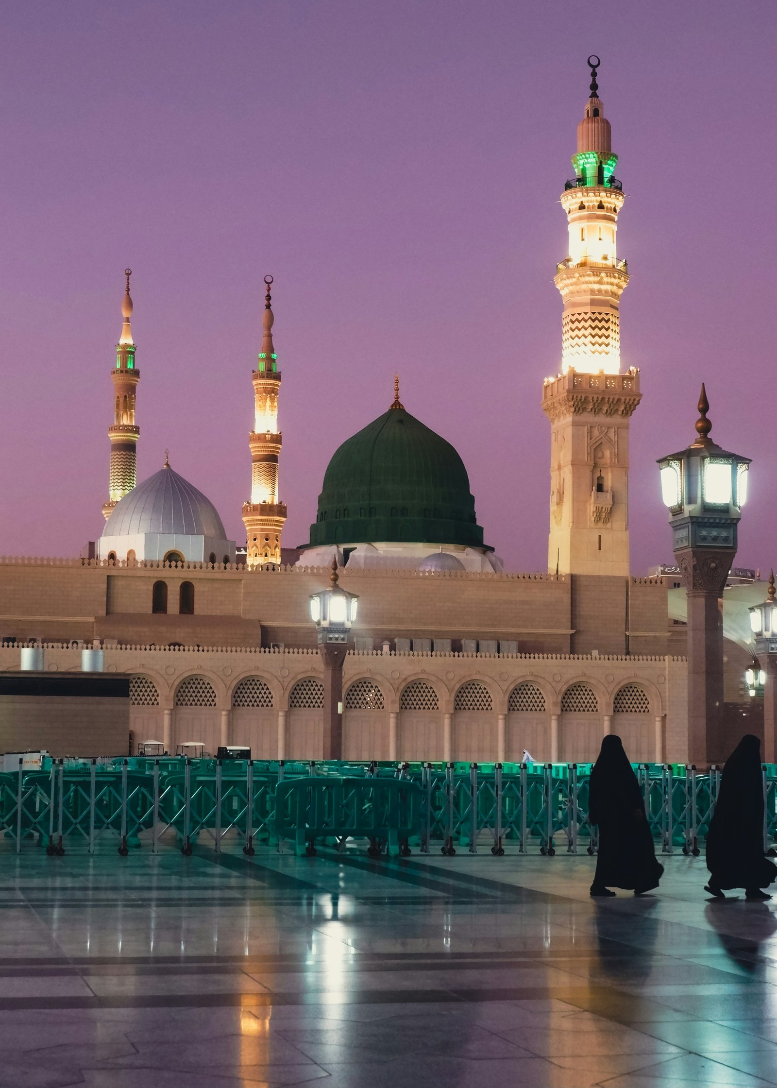 قبة ومآذن المسجد النبوي في المدينة المنورة عند المساء